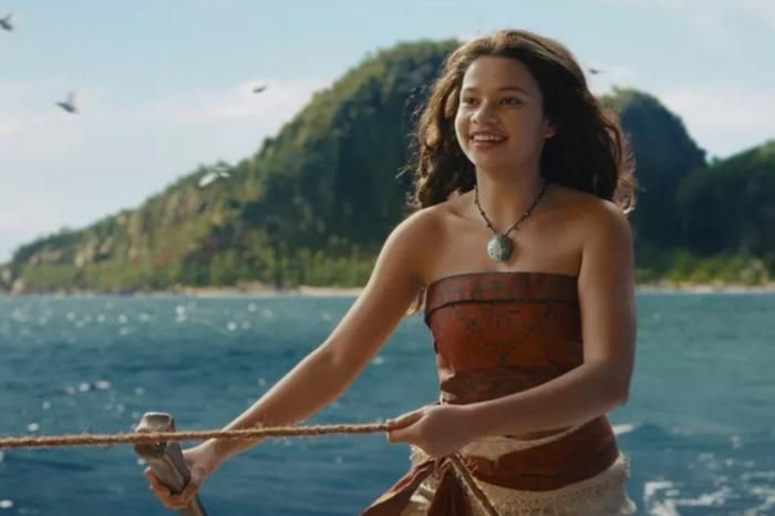 Tạo hình mạnh mẽ của tân binh Catherine Laga’aia trong vai cô bé Moana kiên cường trên con thuyền vượt đại dương. Ảnh: Disney +