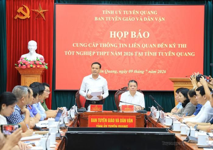 Phó Chủ tịch Thường trực UBND tỉnh Nguyễn Mạnh Tuấn phát biểu tại buổi họp báo. Ảnh: UBND tỉnh Tuyên Quang