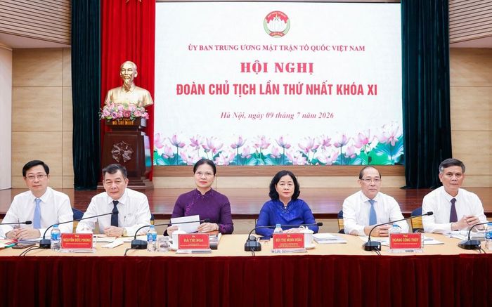 Chủ trì hội nghị có: Bà Bùi Thị Minh Hoài (thứ 3 từ phải sang), Ủy viên Bộ Chính trị, Bí thư TƯ Đảng, Bí thư Đảng ủy MTTQ, các đoàn thể Trung ương, Chủ tịch UBTƯ MTTQ Việt Nam; bà Hà Thị Nga (thứ 3 từ trái sang), Ủy viên TƯ Đảng, Phó Chủ tịch - Tổng Thư ký UBTƯ MTTQ Việt Nam; các Phó Chủ tịch UBTƯ MTTQ Việt Nam: Hoàng Công Thủy, Trần Thắng, Nguyễn Đức Phong, Cao Xuân Thạo