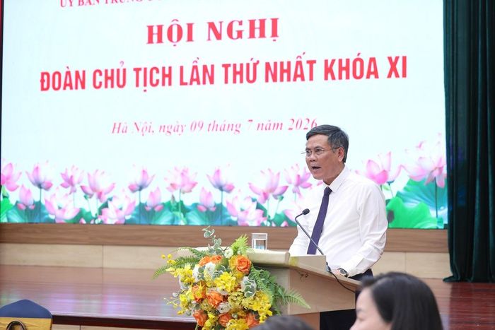 Phó Chủ tịch UBTƯ MTTQ Việt Nam Trần Thắng trình bày Tờ trình xin ý kiến về dự thảo Định hướng trọng tâm công tác Mặt trận năm 2027