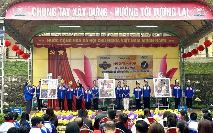 Một buổi sinh hoạt ngoại khóa chuyên đề "Môi trường trường học không khói thuốc" trong trường học ở Cao Bằng