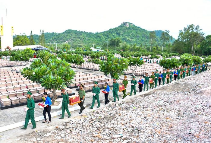 Nghĩa trang liệt sĩ Dốc Bà Đắc là nơi an nghĩ của 9.417 liệt sĩ, quy mô lớn nhất Đồng bằng sông Cửu Long