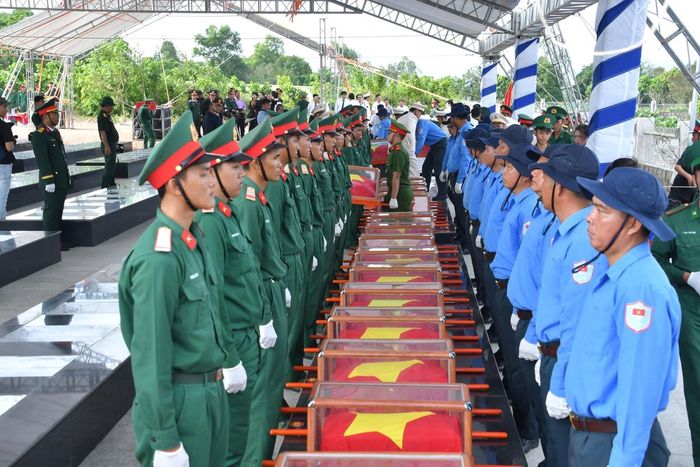 Nghi thức an táng nghiêm trang tại buổi lễ.