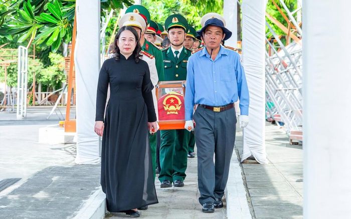 Phó Chủ tịch nước Võ Thị Ánh Xuân dự Lễ an táng 235 hài cốt liệt sĩ sáng 9/7, tại Nghĩa trang Liệt sĩ Dốc Bà Đắc, phường Thới Sơn, tỉnh An Giang