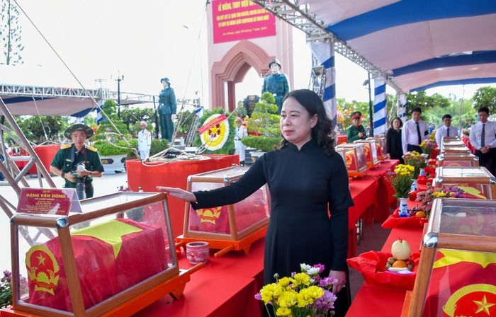 Phó Chủ tịch nước Võ Thị Ánh Xuân tri ân liệt sĩ trước khu tực hiện nghi thức an táng.