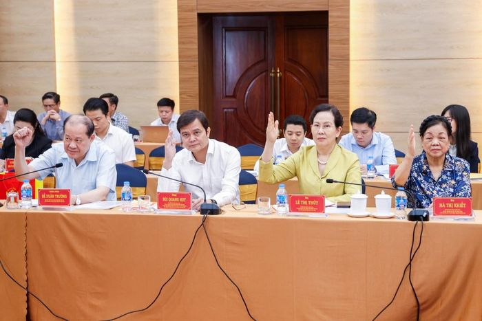Các đại biểu biểu quyết thông qua Nghị quyết hội nghị