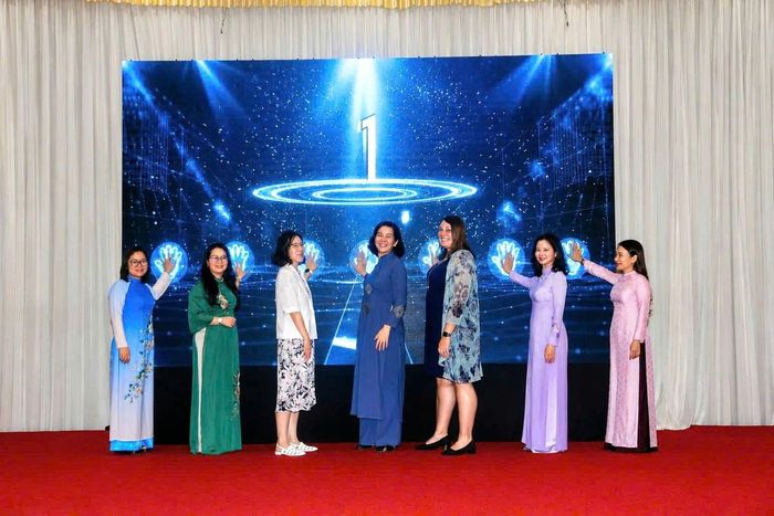 Bà Nguyễn Thị Minh Hương, Phó Chủ tịch Hội LHPN Việt Nam (thứ 4 từ trái sang); bà Won Ji Young, Phó Giám đốc Quốc gia, Cơ quan Hợp tác Quốc tế Hàn Quốc (thứ 3 từ trái sang); bà Kendra Rinas, Trưởng Phái đoàn Tổ chức Di cư Quốc tế - Cơ quan Di cư Liên Hợp Quốc tại Việt Nam (thứ 3 từ phải sang) và các đại biểu nhấn nút khởi động dự án