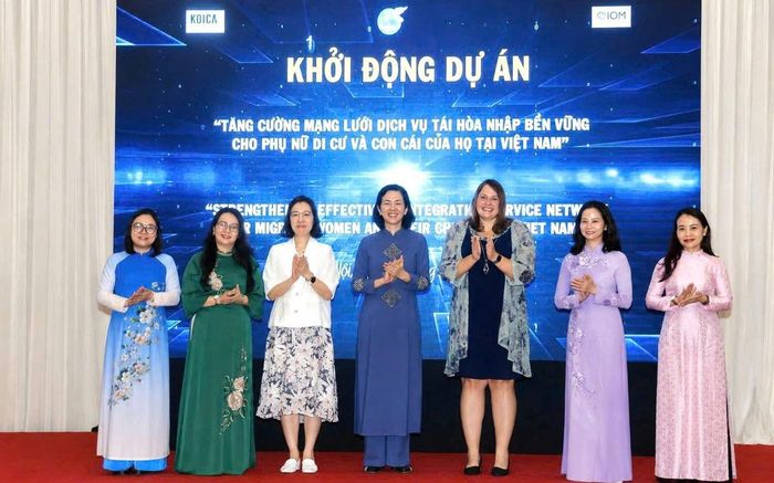 Bà Nguyễn Thị Minh Hương, Phó Chủ tịch Hội LHPN Việt Nam (thứ 4 từ trái sang); bà Won Ji Young, Phó Giám đốc Quốc gia, Cơ quan Hợp tác Quốc tế Hàn Quốc (thứ 3 từ trái sang); bà Kendra Rinas, Trưởng Phái đoàn Tổ chức Di cư Quốc tế - Cơ quan Di cư Liên Hợp Quốc tại Việt Nam (thứ 3 từ phải sang) và các đại biểu khởi động dự án
