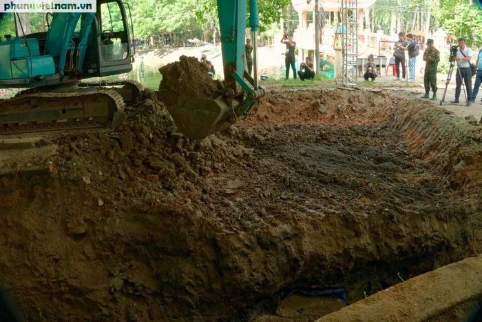 Khu vực đang được đào bằng phương tiện cơ giới để mở rộng diện tích tìm kiếm vào sáng 9/7