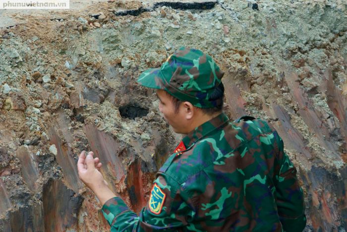 Từng mẫu vật nhỏ nghi vấn được xem xét kỹ lưỡng trước khi tiếp tục đào bới