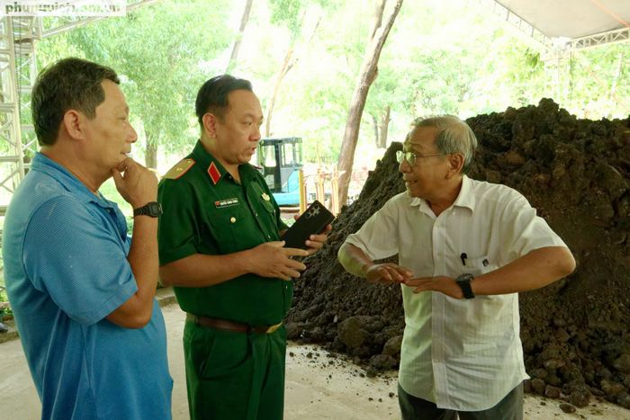 Nhân chứng Nguyễn Thành Phước đang mô tả lại các rãnh chôn vào Tết Mậu Thân 1968 theo trí nhớ của mình với Thiếu tướng Nguyễn Thành Trung