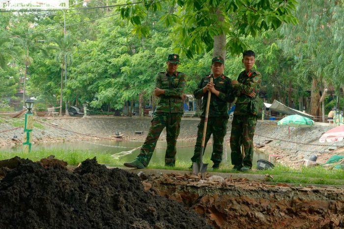 Các chiến sĩ trẻ sẵn sàng, chờ đợi giây phút bắt đầu quy trình tìm kiếm thủ công