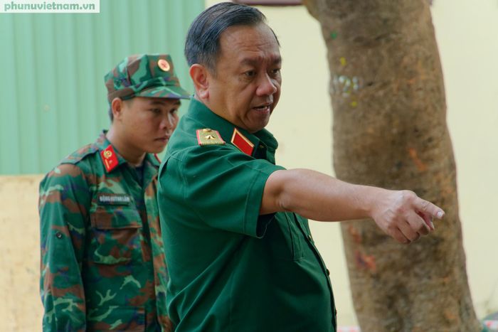Thiếu tướng Nguyễn Thành Trung - Chính ủy Bộ Tư lệnh TPHCM - trực tiếp chỉ đạo tại hiện trường