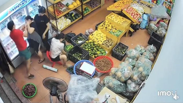 Thai phụ bị nam thanh niên hành hung tại cửa hàng bán hoa quả ở Bắc Ninh ngày 22/6. Ảnh cắt từ clip