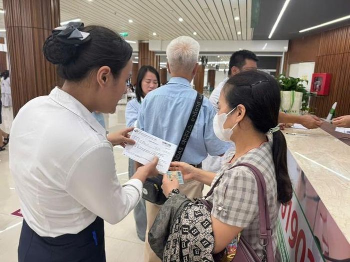 Người dân đến khám sức khỏe tại Bệnh viện Hữu nghị Việt Đức cơ sở 2.
