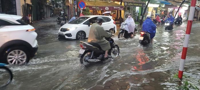 Không chỉ Hà Nội, từ chiều tối 9/7 đến hết ngày 10/7, khu vực vùng núi, trung du Bắc Bộ và Quảng Ninh được dự báo có mưa vừa, mưa to và dông với lượng mưa phổ biến từ 30-80 mm, cục bộ có nơi trên 170 mm. Đáng chú ý, nguy cơ xuất hiện mưa cường suất lớn trên 100mm trong 3 giờ.