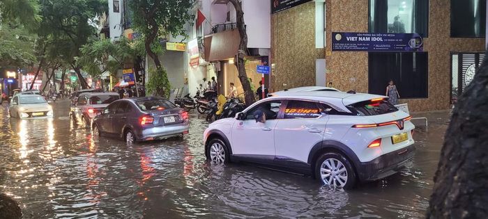 Trước đó, theo Trung tâm Dự báo Khí tượng Thủy văn Quốc gia, qua theo dõi ảnh vệ tinh, số liệu định vị sét và ảnh radar thời tiết cho thấy nhiều ổ mây đối lưu tiếp tục phát triển ở phía tây và phía bắc Hà Nội như Ba Vì, Bất Bạt, Cổ Đô, Suối Hai, Quảng Oai, Yên Bài, Sóc Sơn, Trung Giã, Vật Lại, Đa Phúc... Các vùng mây có xu hướng di chuyển từ tây sang đông và tiếp tục mở rộng