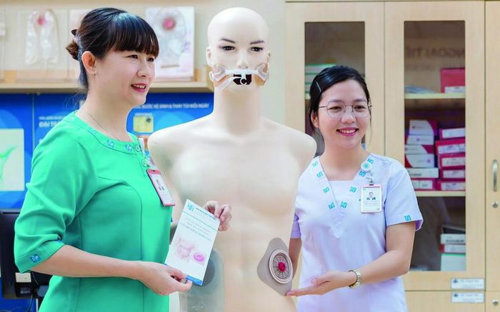 Chị Lam (bên phải) không ngừng học hỏi nâng cao năng lực chuyên môn