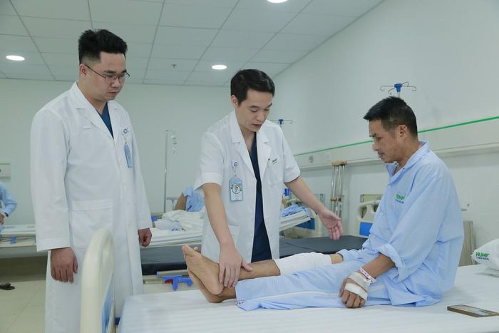 Bác sĩ thăm khám cho bệnh nhân.