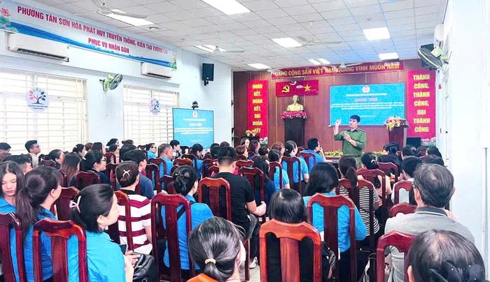 Thiếu tá Vũ Đình Thinh, Cán bộ Đội 1, Phòng PC04 Công an TPHCM, chia sẻ thông tin giúp đoàn viên nhận diện các thủ đoạn mới của tội phạm ma túy 