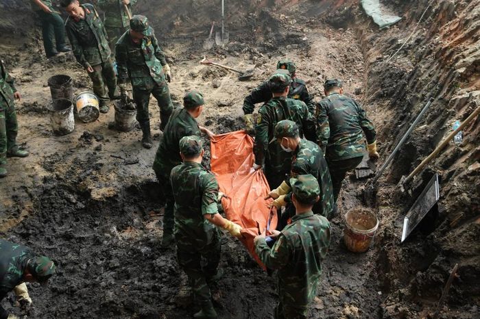 Bộ hài cốt thứ 5 tìm thấy trong ngày được các chiến sĩ cẩn trọng đưa lên khỏi rãnh chôn