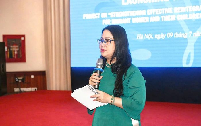 Bà Nguyễn Thị Thùy Linh, Chủ tịch Hội LHPN thành phố Cần Thơ, chia sẻ kinh nghiệm tại Hội thảo