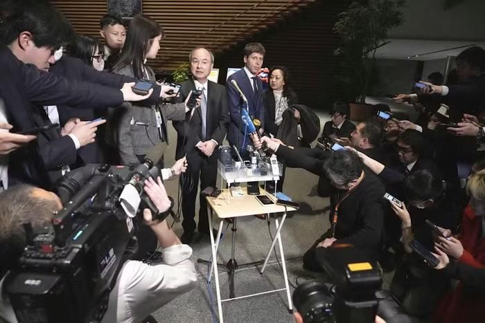 Masayoshi Son và người đứng đầu OpenAI, Sam Altman, tại một cuộc họp báo ở Tokyo năm ngoái. Việc ông Son đầu tư mạnh vào các công ty công nghệ đã đưa ông trở thành tâm điểm của sự bùng nổ trí tuệ nhân tạo