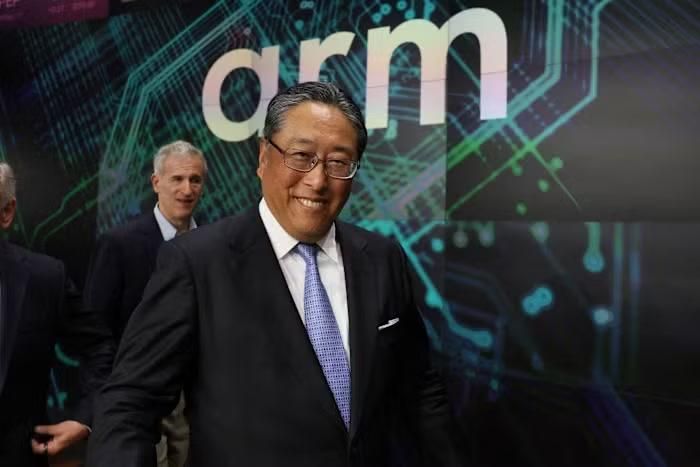 Giám đốc tài chính của SoftBank, Yoshimitsu Goto, tại lễ rung chuông khai mạc khi cổ phiếu của Arm niêm yết trên sàn Nasdaq ở New York vào năm 2023. Cổ phiếu của công ty đã tăng gần 200% trong năm nay