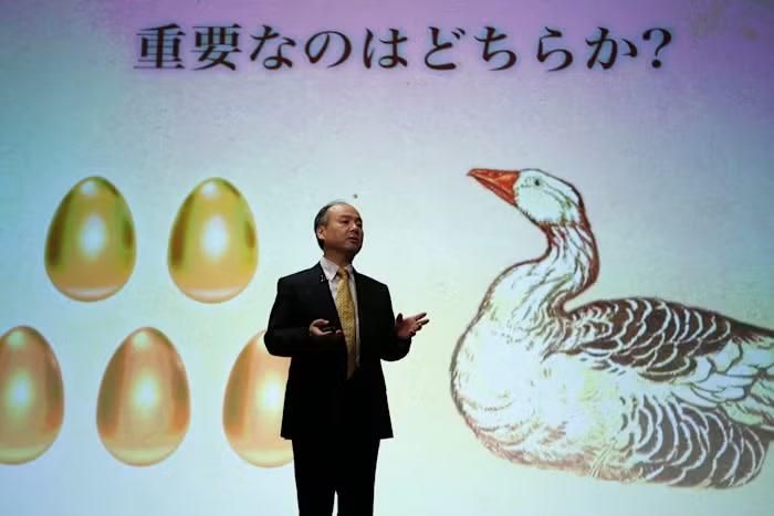 Masayoshi Son tại một cuộc họp báo của SoftBank ở Tokyo năm 2014, cũng dùng hình ảnh con ngỗng đẻ trứng vàng, chỉ có điều "trứng vàng" khi đó ít hơn nhiều so với 2026