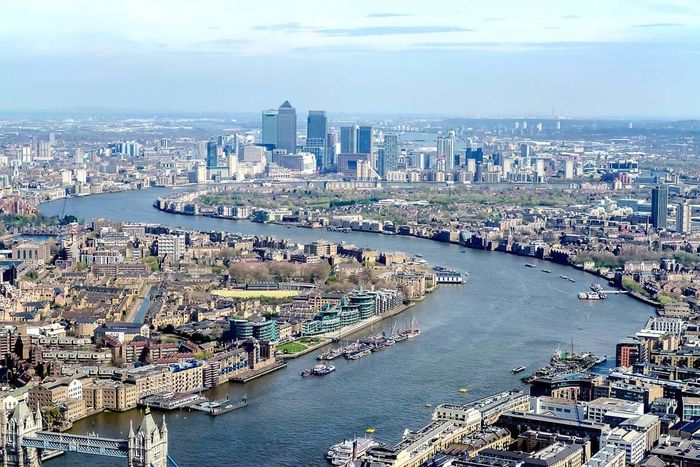 Canary Wharf là biểu tượng của thành công kinh tế trong quá trình tái phát triển London Docklands. Tuy nhiên, sự gia tăng nhanh của giá đất và giá nhà cũng làm dấy lên những tranh luận về khả năng duy trì cộng đồng cư dân truyền thống tại khu vực này. Ảnh: NY Habitat