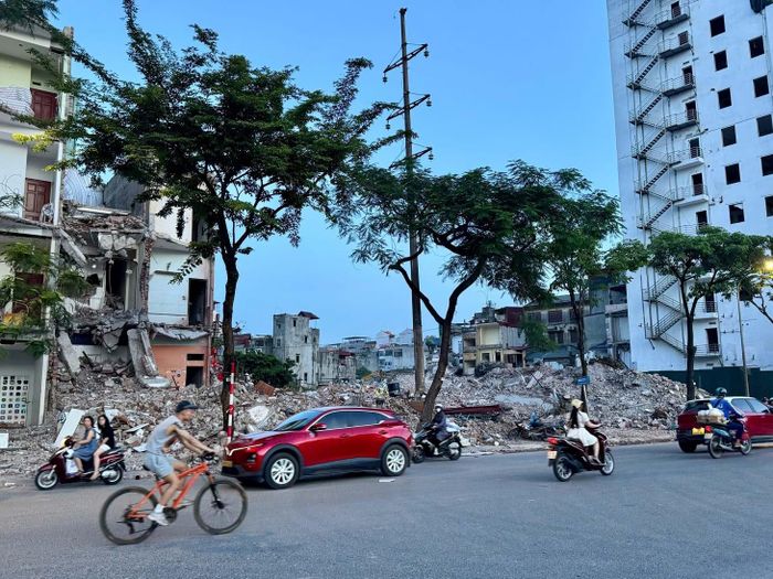 Những công trình cũ được tháo dỡ để mở đường cho các dự án mới là một phần của quá trình phát triển đô thị. Điều quan trọng là làm thế nào để quá trình ấy đồng thời bảo đảm hiệu quả kinh tế, công bằng xã hội và tính liên tục của ký ức đô thị. Ảnh: CTV