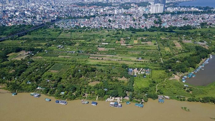 Nhiều khu vực bãi sông hiện đã hình thành hoạt động dân sinh và cư trú lâu năm, đặt ra bài toán cân bằng giữa nhu cầu phát triển và yêu cầu bảo đảm thoát lũ. Ảnh: Quang Minh (Arttimes)