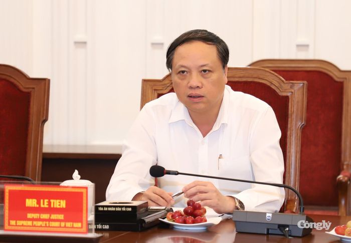 Phó Chánh án Lê Tiến trao đổi vấn đề chuyên môn với Luật sư Fabian Sosa.