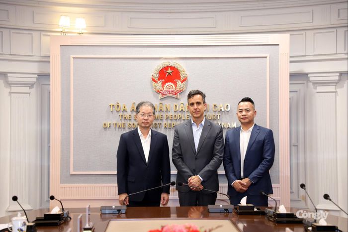 Luật sư Fabian Sosa và thành viên trong đoàn chụp ảnh lưu niệm cùng Chánh án Nguyễn Văn Quảng.