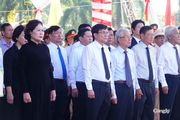 Đồng chí Nguyễn Thị Hồng, Ủy viên Trung ương Đảng, Phó Chủ tịch Quốc hội cùng các đại biểu trong phút mặc niệm tưởng nhớ các anh hùng liệt sĩ