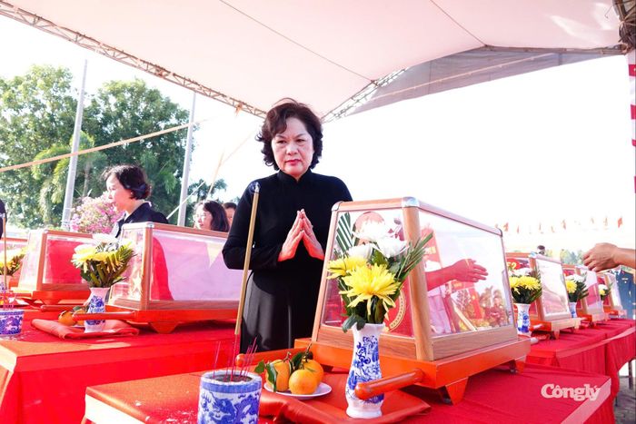 Đồng chí Nguyễn Thị Hồng, Ủy viên Trung ương Đảng, Phó Chủ tịch Quốc hội thắp nhang tưởng nhớ các anh hùng liệt sĩ