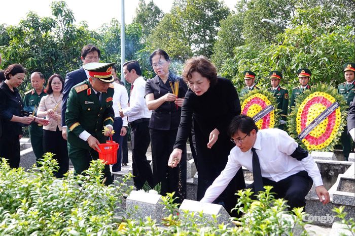 Các đại biếu thành kính gửi những năm đất và hoa lên phần mộ các liệt sĩ