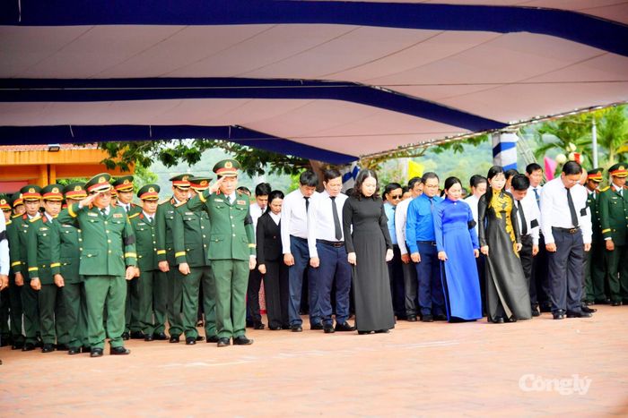 Các đại biểu đã thành kính dâng hoa, dâng hương tưởng niệm các anh hùng liệt sĩ