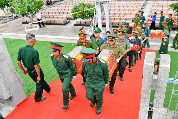 Đội danh dự cùng lực lượng Đội K90, Đội K92, Đội K93 trang trọng di chuyển 235 hài cốt liệt sĩ đến khu vực an táng