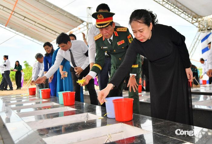 Đại biểu thực hiện các nghi thức an táng 235 hài cốt liệt sĩ