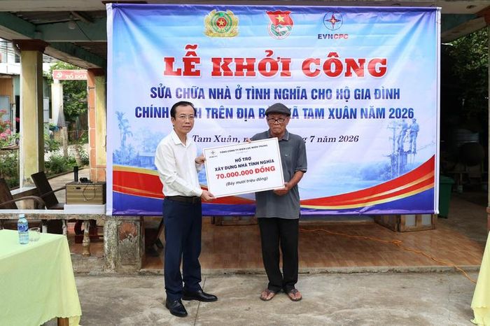 Đại diện EVNCPC trao hỗ trợ 70 triệu đồng cho gia đình thân nhân thân nhân liệt sĩ Trần Quốc Việt. Ảnh: Bình An