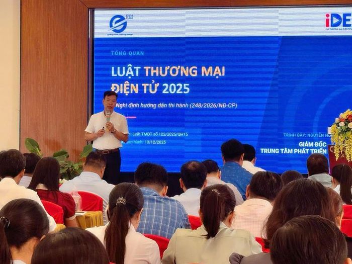 Ông Nguyễn Hữu Tuấn - Giám đốc eComDX chia sẻ tại hội nghị