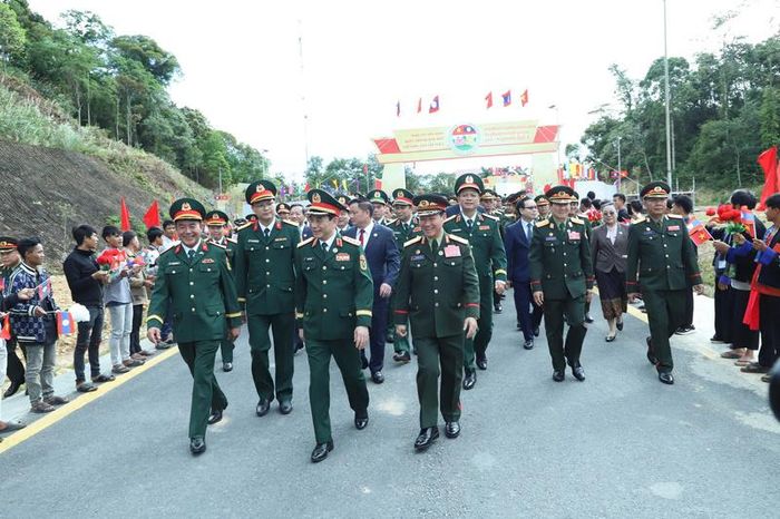 Đoàn đại biểu cấp cao Bộ Quốc phòng hai nước dự các hoạt động trong khuôn khổ chương trình tại Lào. Ảnh: Ngọc Lâm
