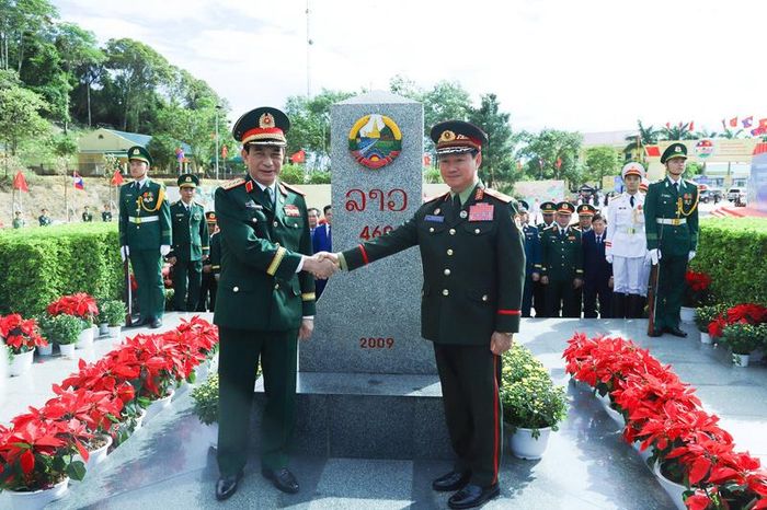 Đại tướng Phan Văn Giang và Đại tướng Khăm Liêng - Ụ Thạ Cay Sỏn chụp ảnh chung bên cột mốc 460 phía Lào. Ảnh: Ngọc Lâm