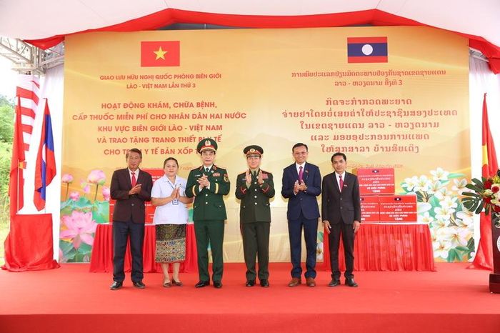 Sau lễ đón đoàn, Đại tướng Phan Văn Giang và Đại tướng Khamliang Outhakaysone đã đi tham quan hoạt động khám, chữa bệnh, cấp phát thuốc miễn phí và trao 50 con bò giống cho 50 hộ dân có hoàn cảnh khó khăn khu vực biên giới Lào. Ảnh: Khánh Toàn