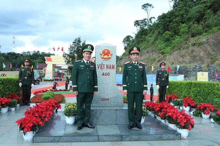 Đại tướng Phan Văn Giang và Trung tướng Vũ Trung Kiên chụp ảnh chung bên cột mốc chủ quyền. Ảnh: Ngọc Lâm