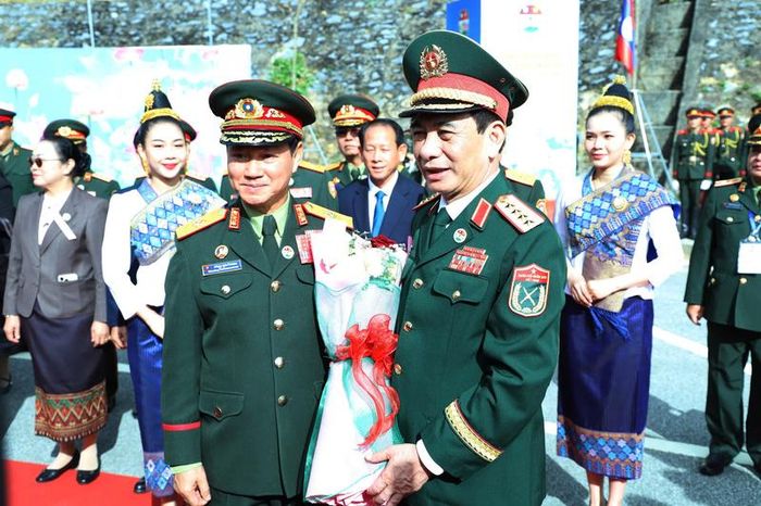 Đại tướng Khăm Liêng - Ụ Thạ Cay Sỏn tặng hoa chào mừng Đại tướng Phan Văn Giang. Ảnh: Ngọc Lâm