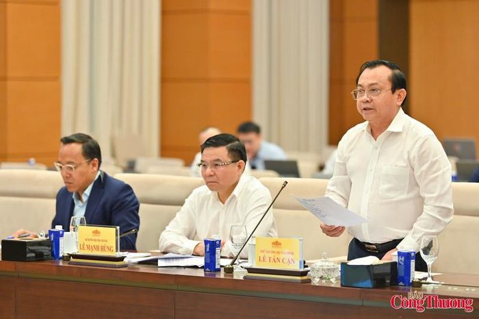 Nhiều ý kiến được các đại biểu đưa ra tại cuộc họp.