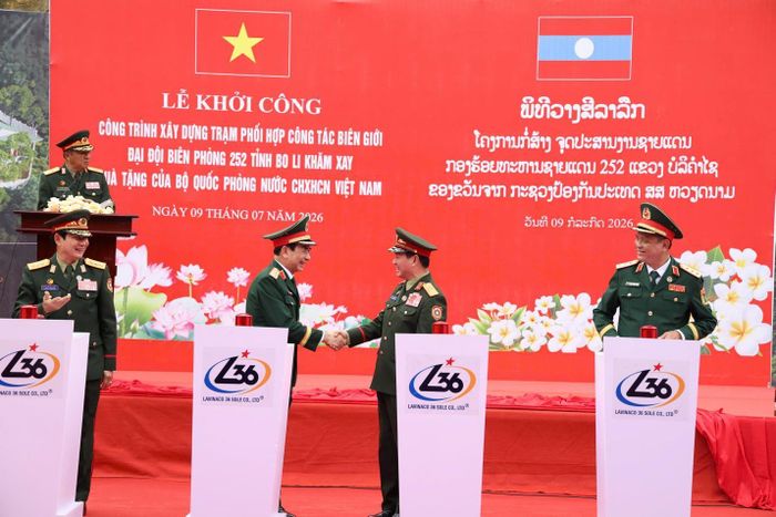 Đoàn đại biểu hai nước thực hiện nghi Lễ khởi công công trình Trạm phối hợp công tác, Đại đội Biên phòng 252 (Bộ Chỉ huy Quân sự tỉnh Bô-li-khăm-xay). Ảnh: THQP