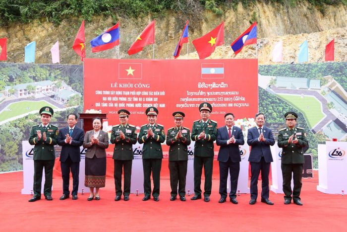 Các đại biểu hoàn thành nghi thức Lễ khởi công. Ảnh: THQP